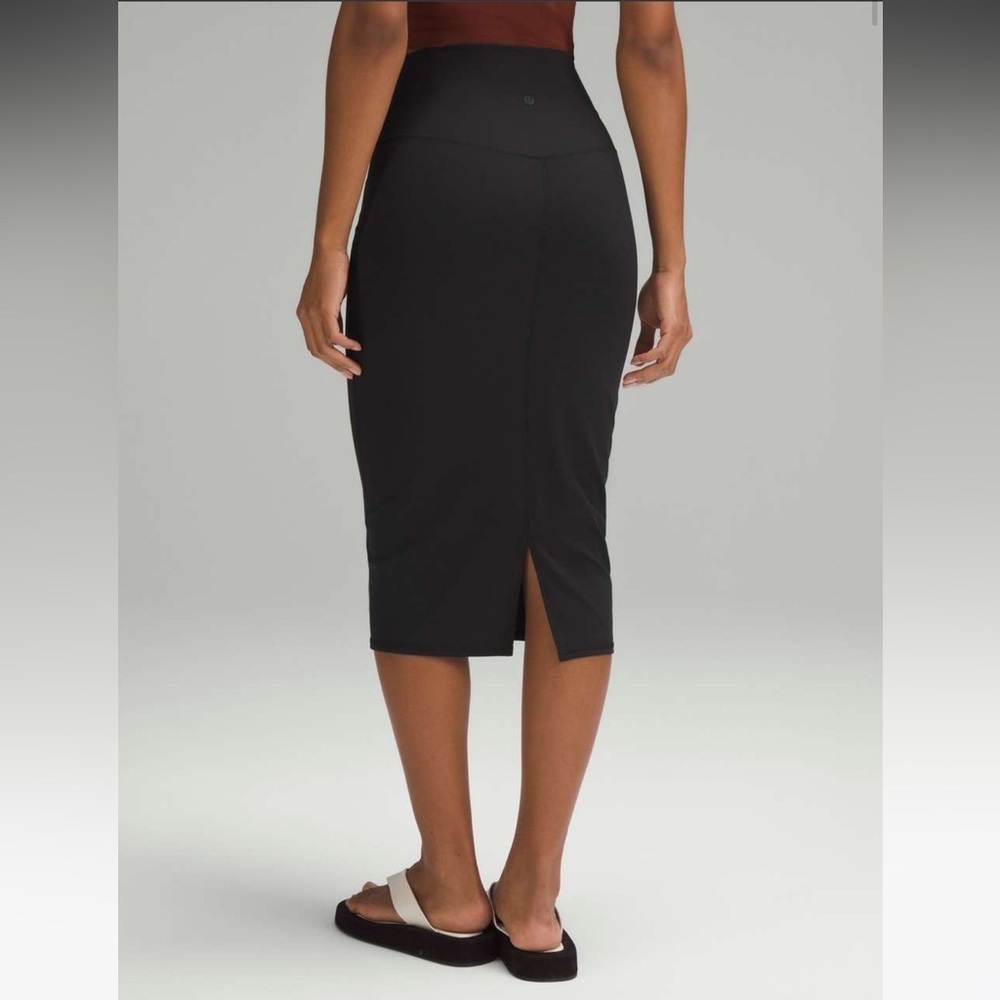 Lululemon‎ Nulu Slim-Fit High-Rise Skirt Black Size 6
NEW WITH TAGS
